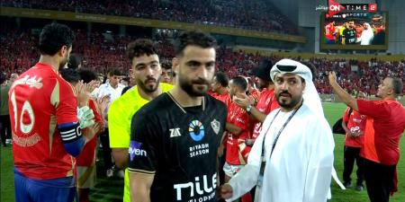 لاعبو الأهلي ينظمو ممرا شرفيا للزمالك خلال تسلم جوائز المركز الثانى للسوبر المصرى