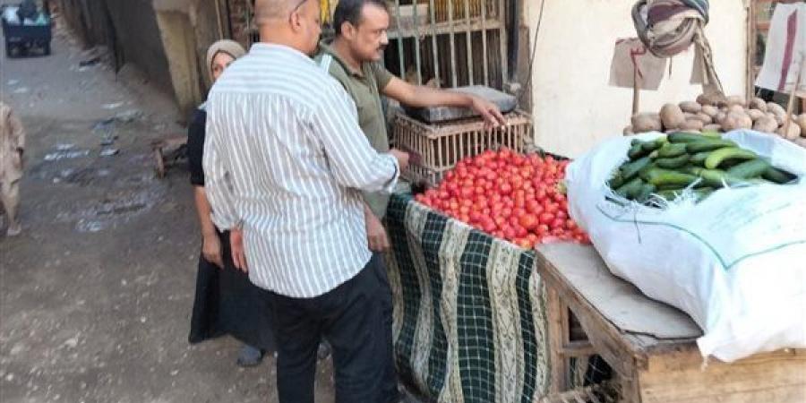 محافظ أسيوط: إزالة إشغالات وتعديات الباعة الجائلين على حرم الطرق بمدينة أبوتيج - أقرأ 24