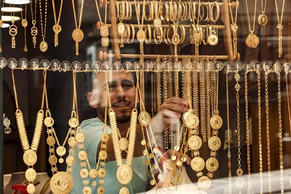 أسعار الذهب والدولار في مصر اليوم بعد التراجع الكبير