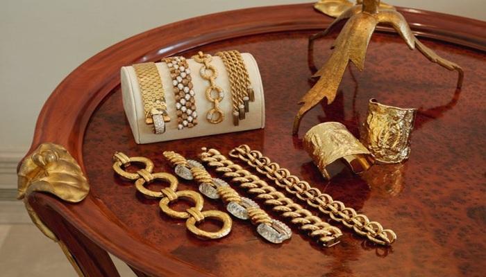 سوق الذهب المصري.. الأسعار تهبط والتجار يؤجلون البيع والسبائك تختفي
