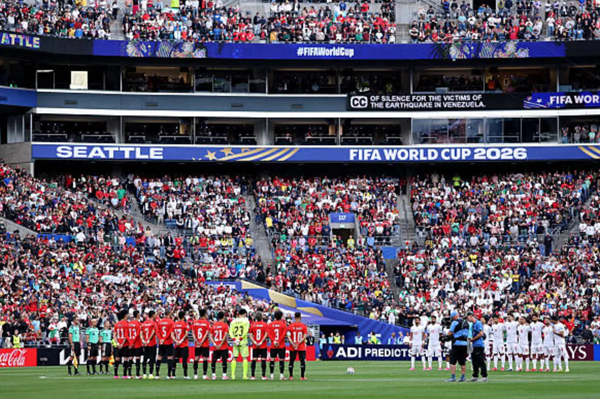دقيقة حداد قبل مباراة مصر وإيران في كأس العالم (صور)