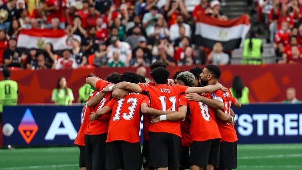 الاحتفالات مستمرة أمام فندق لاعبي منتخب مصر بعد الفوز على نيوزيلندا – فيديو