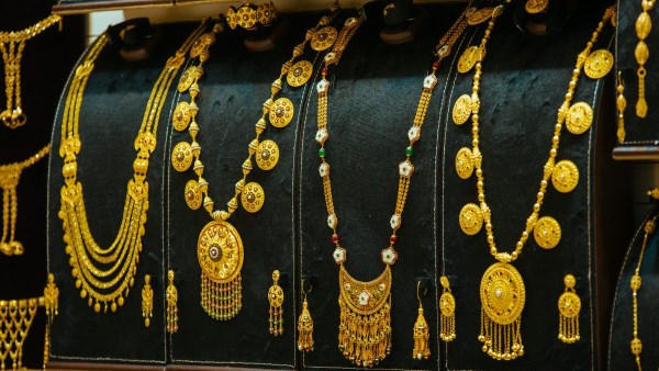 أسعار الذهب في مصر مساء اليوم الجمعة 19 يونيو 2026.. عيار 21 يتراجع 80 جنيهًا والجنيه الذهب يفقد 640 جنيهًا