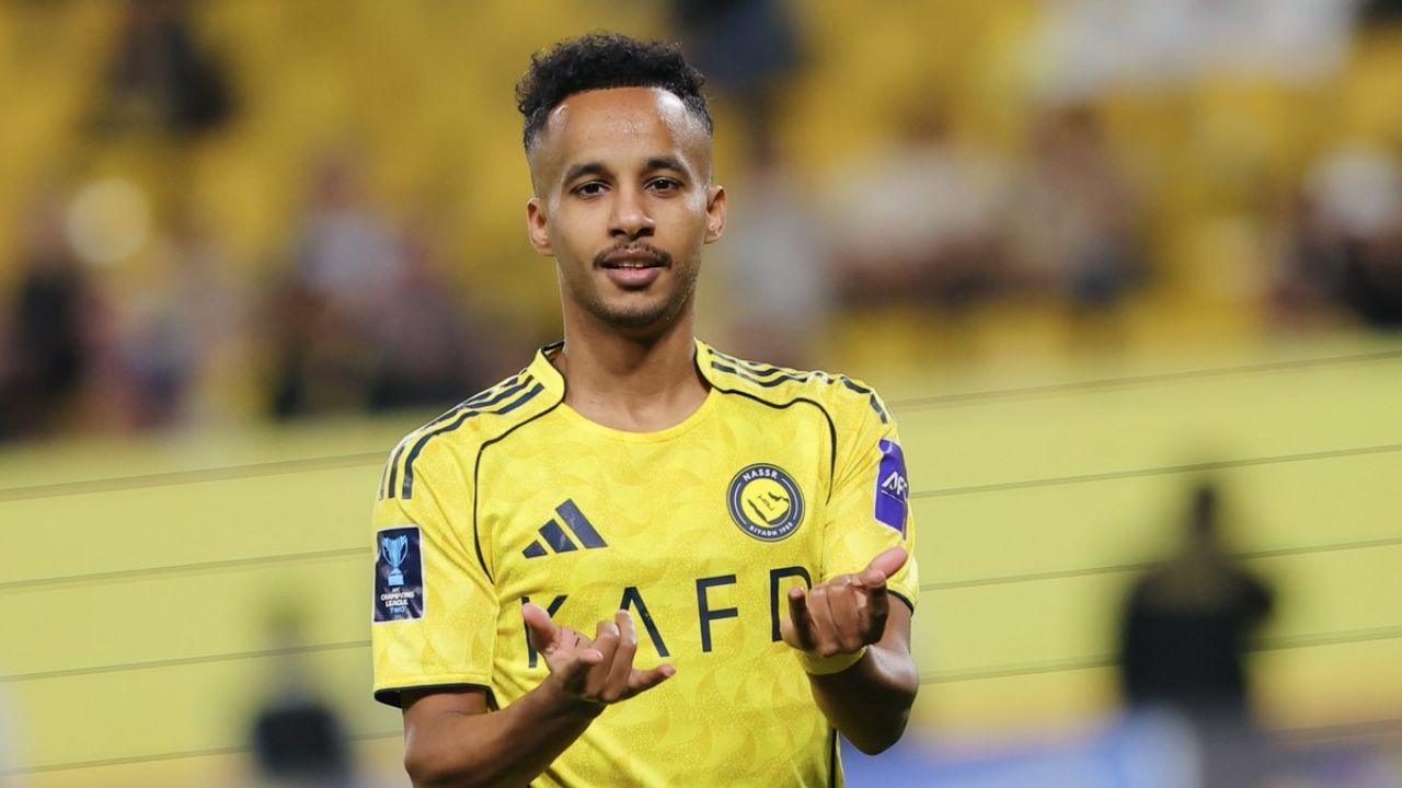 النصر يغلق طريق منافسيه أمام عبد الرحمن غريب
