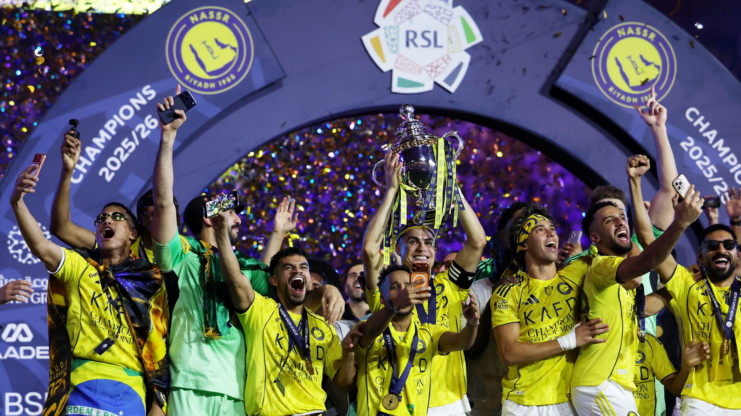 بعقد جديد.. النصر ينقذ نجمه من إغراءات الهلال والاتحاد
