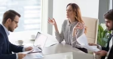 بين السعي للكمال وحب السيطرة: 4 أبراج ترفض العمل ضمن فريق