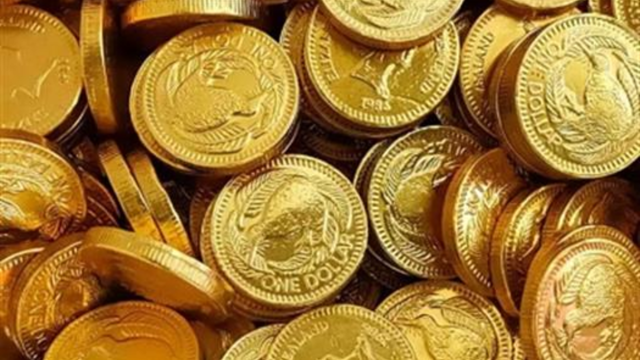 السوق المحلية تتحوط ضد مخاطر الدولار رغم استمرار الضغوط على الذهب عالميًا