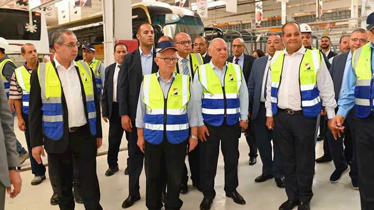 جولة تفقدية لنائب رئيس الوزراء بمصنع النصر للسيارات لمتابعة خطط التوسع