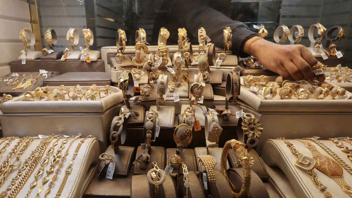 سعر الذهب في مصر يتراجع بشكل محدود.. و«عيار 21» يسجل 6040 جنيهاً