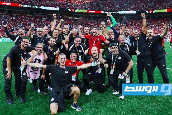 (شاهد) فرحة تاريخية في معسكر «الفراعنة».. رقص وغناء «صلاح وتريزيغيه»