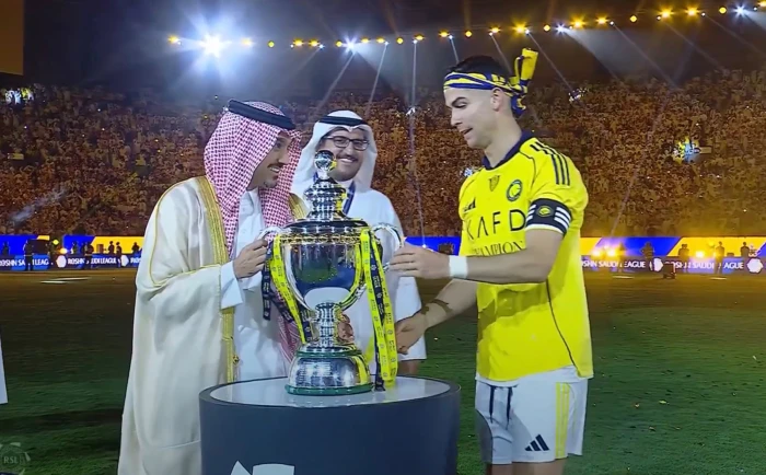 صحيفة المرصد – ‏بالفيديو: لحظة رفع كريستيانو كأس بطولة الدوري واحتفاله باللقب مع لاعبي النصر