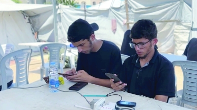 صراع طلبة غزة مع «التوجيهي» بين أبراج الاتصال وضجيج «السايبر»