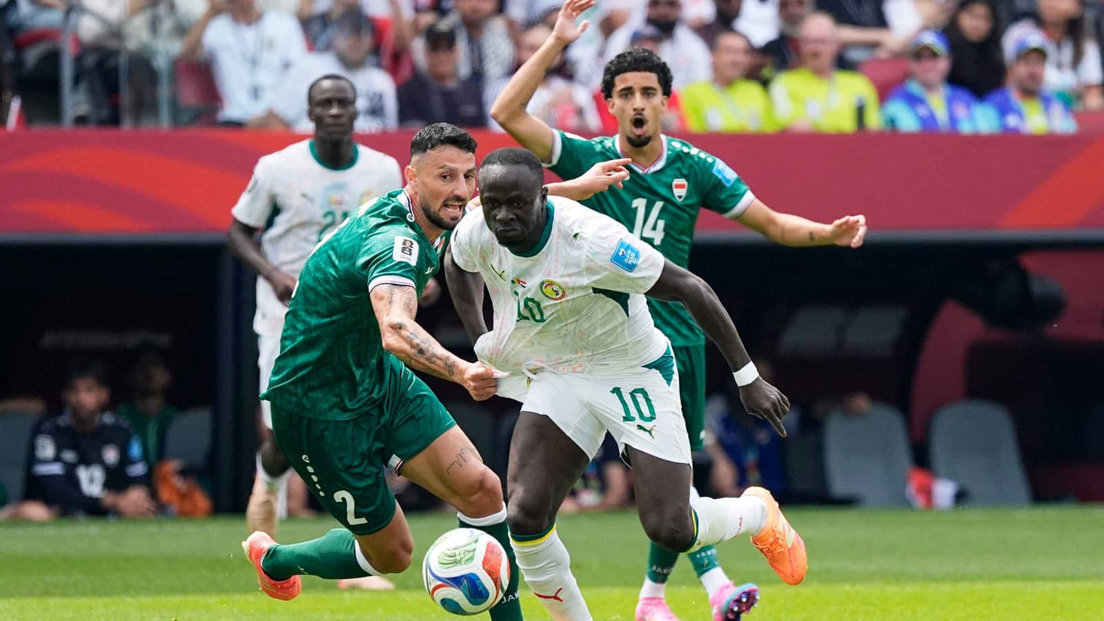 طرد مبكّر يفاقم معاناة منتخب العراق أمام السنغال بكأس العالم (فيديو وصورة)