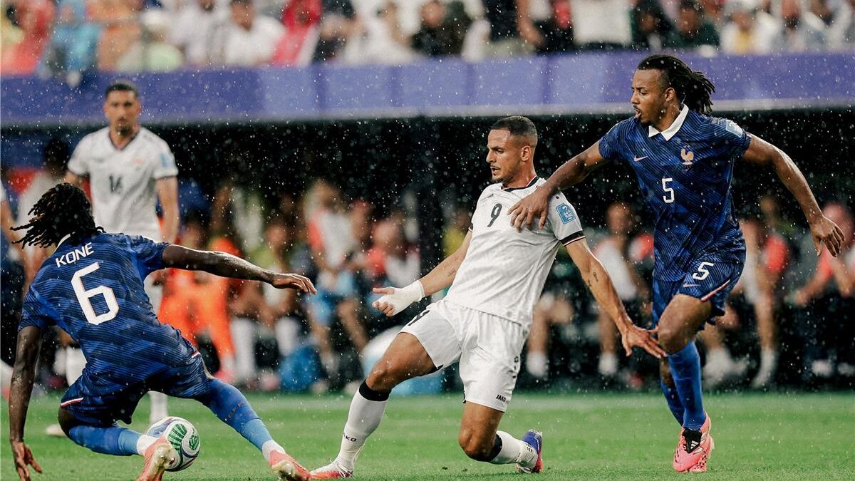 عاصفة رعدية تهدد استكمال مباراة فرنسا والعراق في كأس العالم