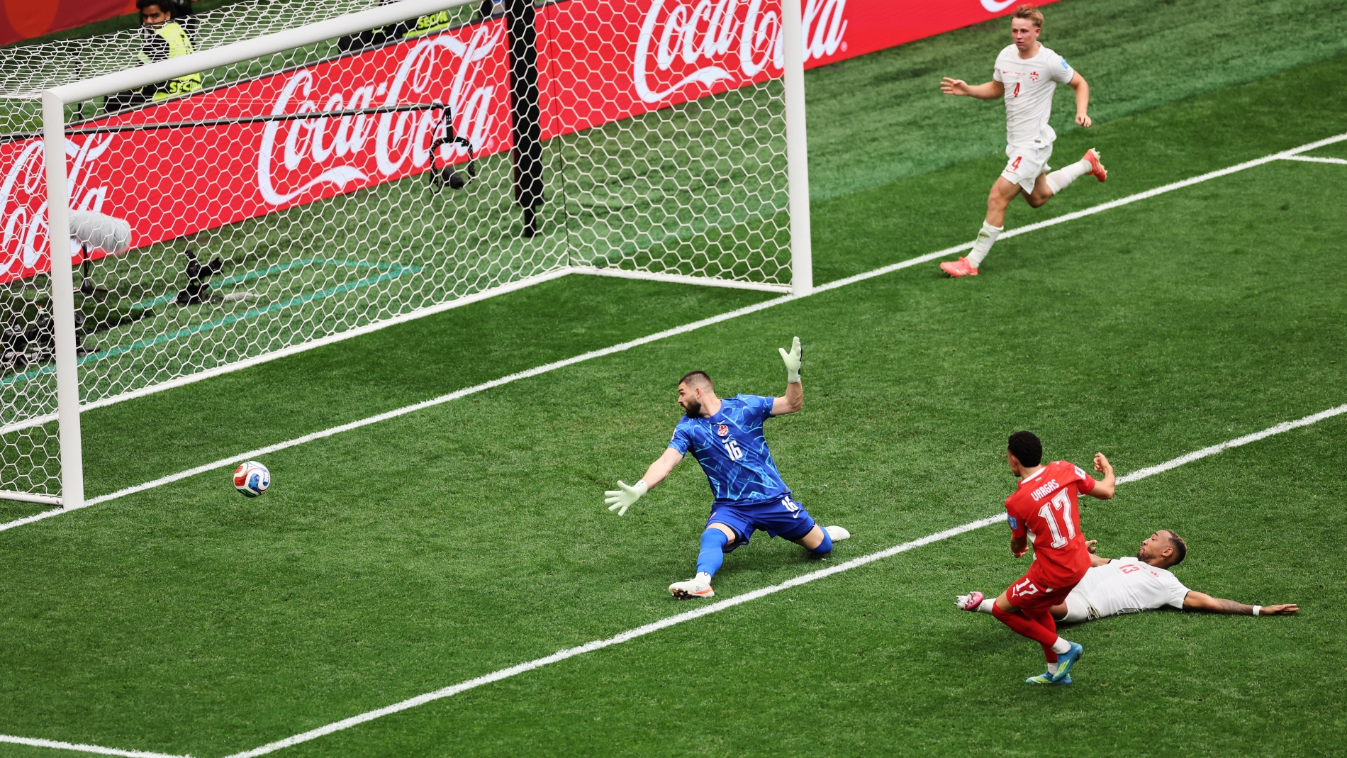 كأس العالم 2026: سويسرا تنتزع الصدارة من كندا بفوز ضيق.
