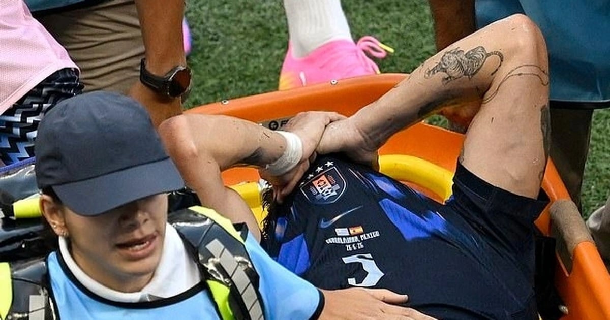 نجم مانشستر يونايتد يتعرض لإصابة خطيرة بينما يودع منتخب أوروغواي كأس العالم.