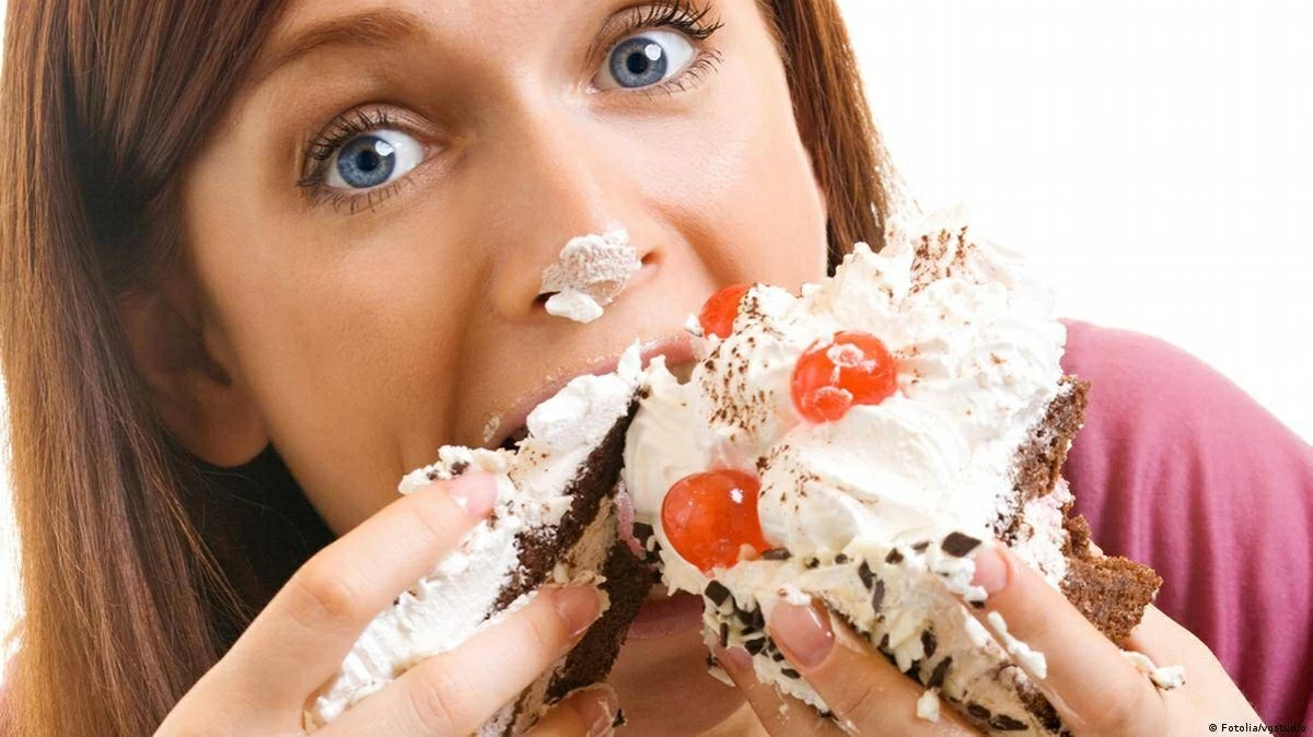 «يعيشون للاستمتاع بالأكل».. 5 أبراج لا تقاوم الطعام