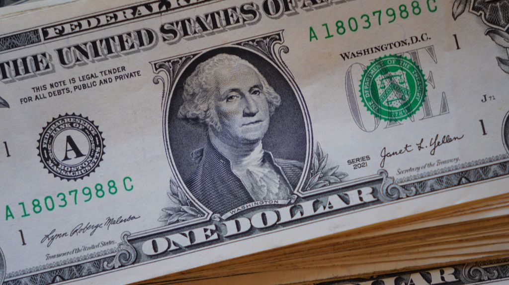 تراجع حاد في سعر الدولار أمام الشيكل وسط ارتفاع عالمي غير مسبوق للعملة الأميركية