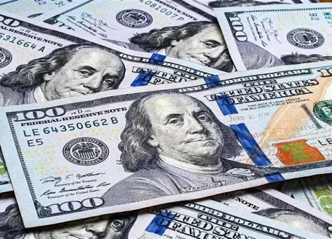 الدولار يتخطى 56 جنيهًا في مصر بفعل الضغوط الجيوسياسية ومخاوف اتساع عجز الموازنة