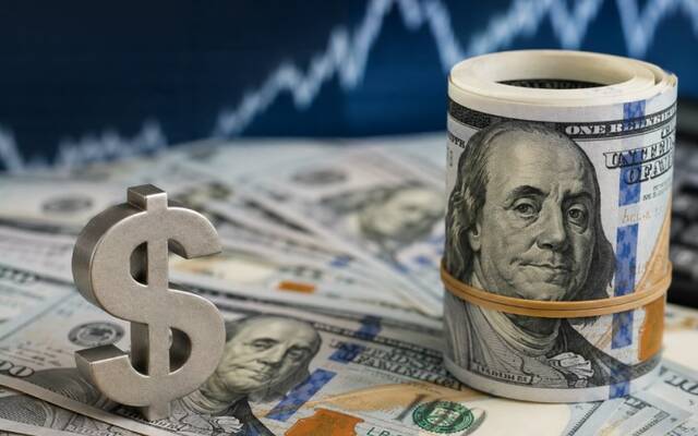 تراجع اليورو أمام الدولار بفعل الضغوط الناجمة عن تقلبات أسعار النفط
