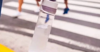 «احرص على نظافة زجاجة المياه باستمرار» هل يجب تنظيف زجاجة المياه يوميًا؟.. عادات بسيطة تحميك من الجراثيم