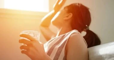 «صحتهم في أمان» الجفاف لا يقتصر على الصيف فقط.. نصائح للعناية بالأطفال وكبار السن