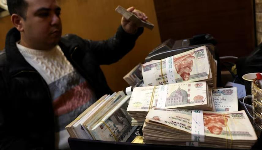انخفاض الدولار إلى 70 جنيهاً يشكل تحديات اقتصادية ومحددات مصرية تحجم التدهور