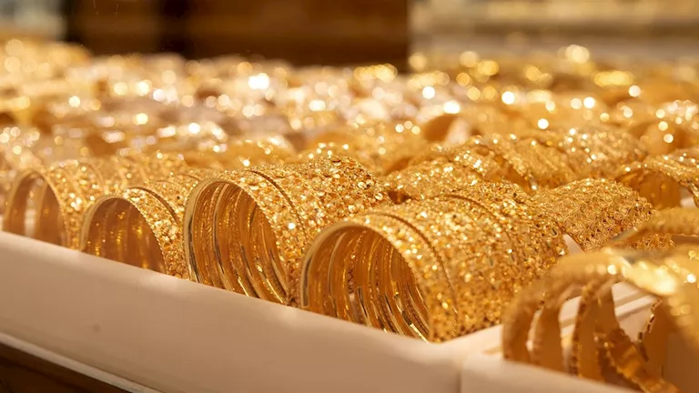 هبوط الذهب مع صعود الدولار وسط ترقب قرار المركزي الأمريكي