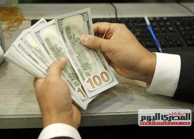 «تراجع الجنيه أمام الدولار مدفوعًا بتقلبات السوق» الدولار يقترب من 57 جنيهًا في موجة ارتفاع جديدة بأسعار العملات اليوم الاثنين 26-10-2026