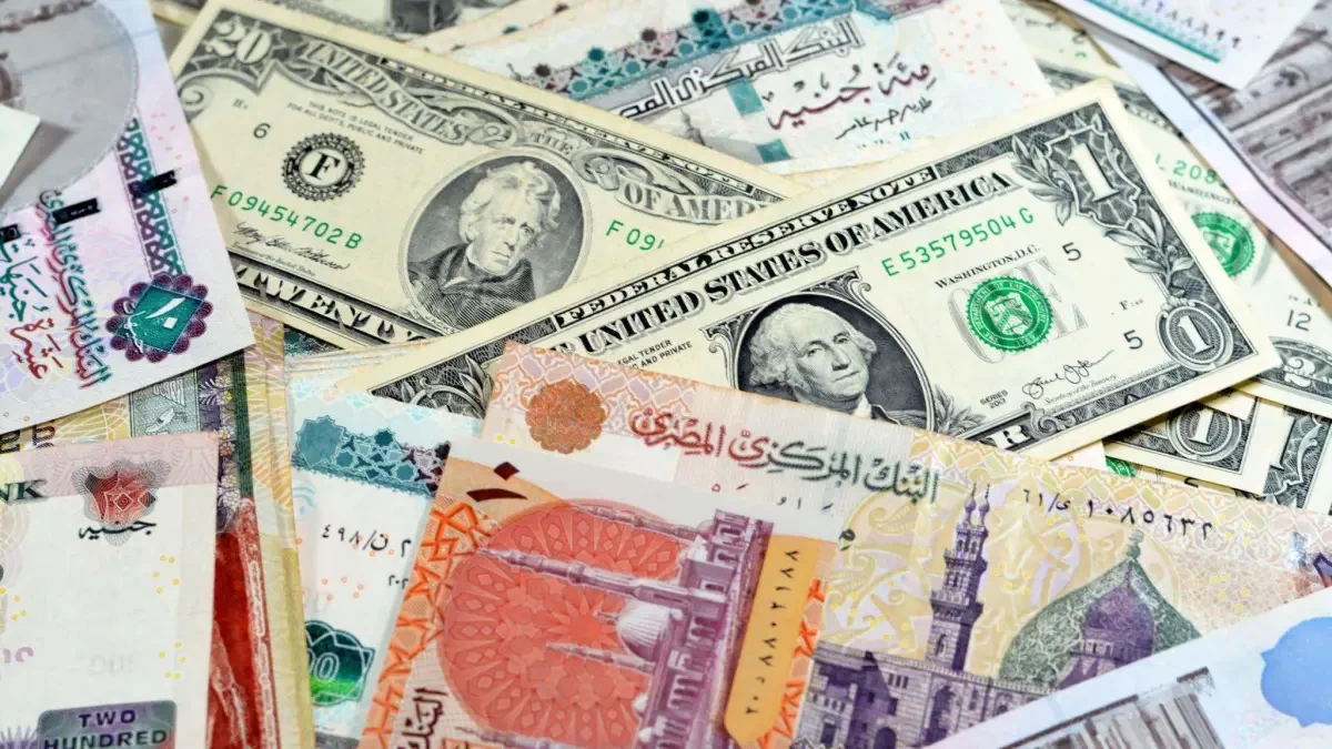 كيف تحمي أموالك من التآكل مع اقتراب الدولار من مستوى 57 جنيهًا