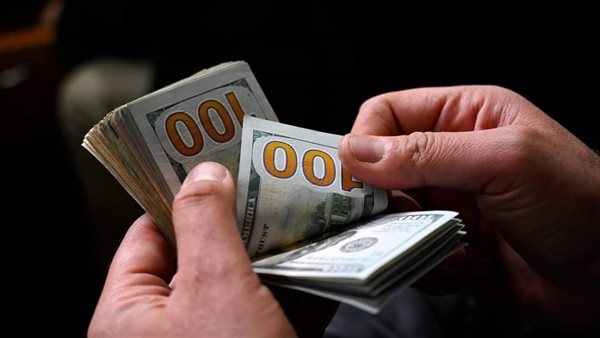 الدولار يتراجع 10 قروش أمام الجنيه في عدة بنوك