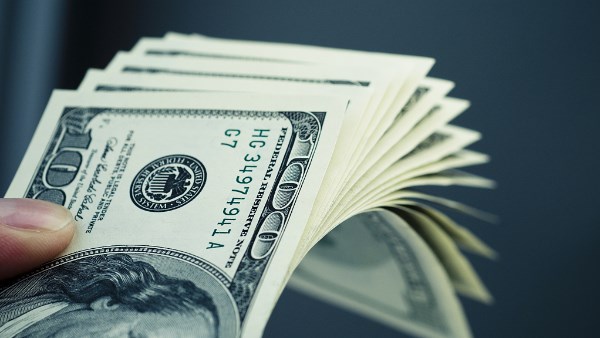 انخفاض حاد في سعر الدولار مقابل الجنيه بختام تعاملات اليوم