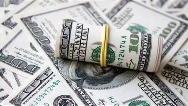 تجاوز سعر الدولار 56 جنيها في البنوك المصرية وترقب تحركات السوق