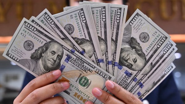 تراجع الدولار أمام الجنيه وهبوط أسعار الصرف في البنوك خلال منتصف تعاملات الثلاثاء
