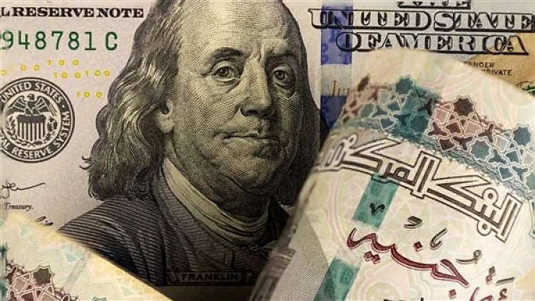 تراجع الدولار في البنوك مع بداية هبوطه بعد وصوله لأعلى مستوى له في تعاملات الثلاثاء