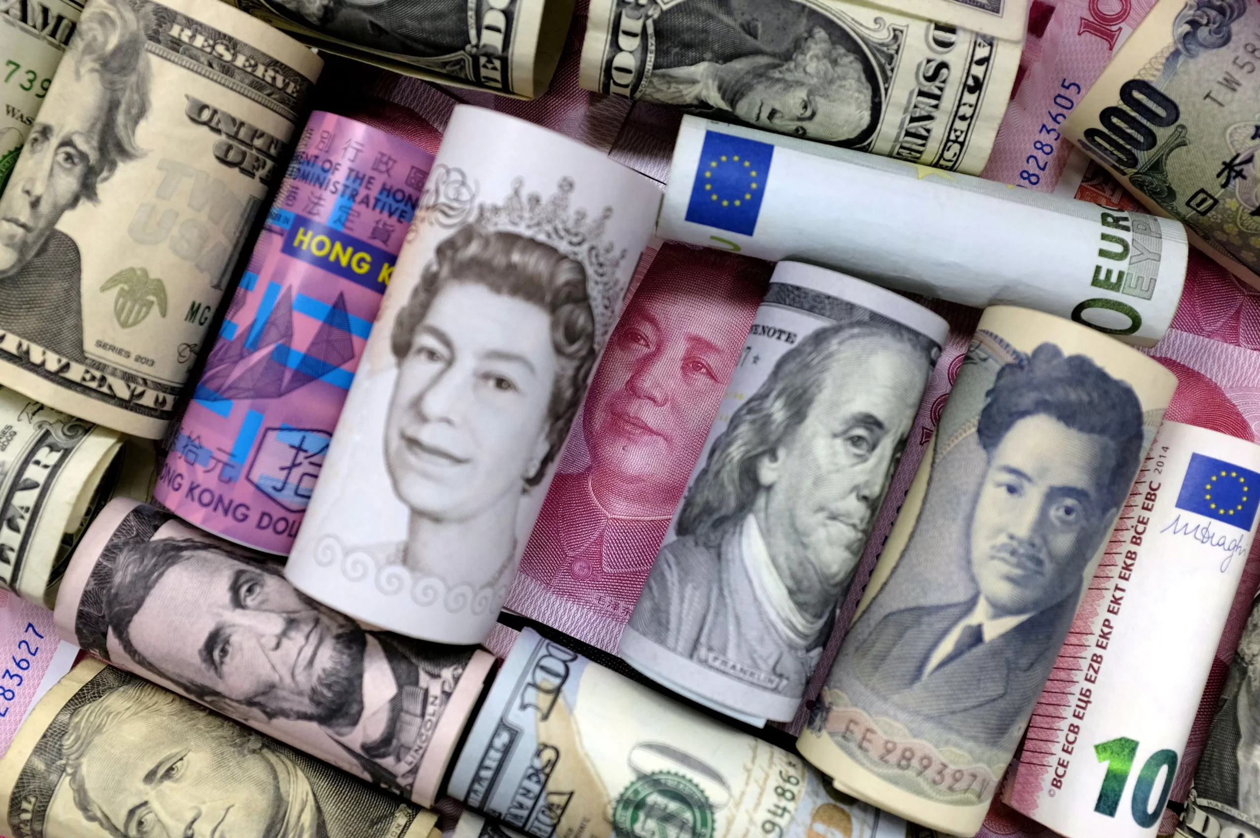 استراتيجيات البنوك العالمية لمواجهة أزمات تراجع العملات